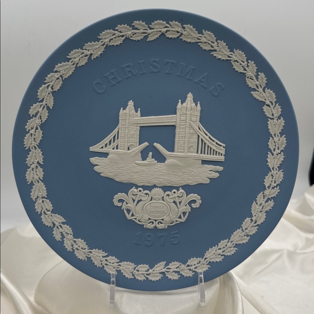 1975 Wedgwood Jasperware Christmas plate featuring a scene of Tower Bridge.